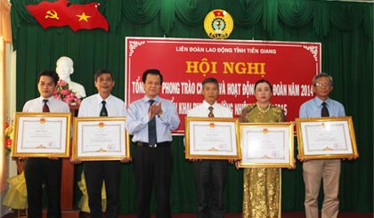 Ông Lê Hồng Quang, Phó Bí thư Tỉnh ủy trao Bằng khen của Thủ tướng Chính phủ cho tập thể và các cá nhân.