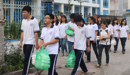 Thanh niên tình nguyện của các trường đến phục vụ bữa ăn sáng cho bệnh nhân và thân nhân tại Bệnh viện Đa khoa tỉnh.
