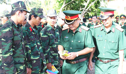 Trung tướng Nguyễn Phương Nam, Tư lệnh Quân khu 9 kiểm tra công tác huấn luyện lực lượng dự bị động viên tại Trung đoàn 924. Ảnh: LÊ TIỄN