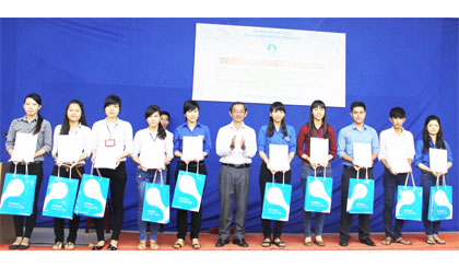 TS Phan Văn Nhẫn, Bí thư Đảng ủy, Hiệu trưởng nhà trường trao học bổng cho cán bộ Đoàn, Hội Sinh viên của trường.