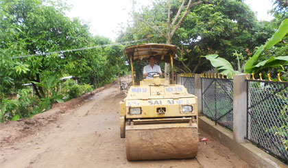 Nhiều tuyến đường giao thông nông thôn trên địa bàn huyện Cái Bè được triển khai thi công trong năm 2014. 