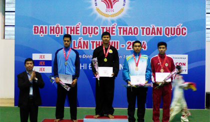 VĐV Mạch Quốc Hưng (giữa) nhận HCV môn Pencak Silat tại Đại hội TDTT toàn quốc lần thứ VII năm 2014 tại Nam Định.