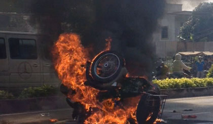  xe mô tô bốc cháy dữ dội sau khi va chạm và bị lửa thiêu rụi trơ khung sắt.