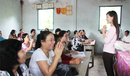 Buổi sinh hoạt, tuyên truyền tại CLB “Phòng, chống tệ nạn xã hội từ trong gia đình” của ấp Tân Bình 2A.