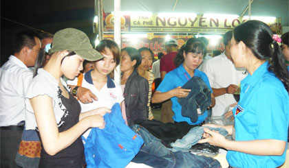 Nhiều công nhân tranh thủ mua sắm quần áo về quê đón tết.