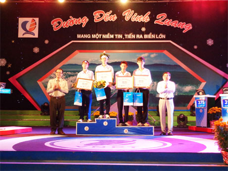 Ông Nguyễn Hồng Oanh, Giám đốc Sở GD-ĐT và ông Nguyễn Văn Thái, Giám đốc Viễn thông Tiền Giang trao thưởng cho các thí sinh.
