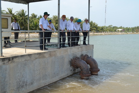 Ông Lê Văn Nghĩa, Phó Chủ tịch UBND tỉnh cùng thành viên Đoàn công tác đến khảo sát ao trữ nước mặt 6 ha ở Tân Thới