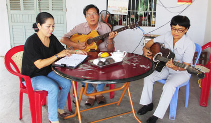 Tài tử Phan Thanh Phong (Mười Phong, cầm đàn ngồi giữa) và 2 học trò Kim Định (học đàn cổ) và diễn viên Kim Loan (học ca).