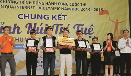 Đội trường THCS Lê Ngọc Hân nhận giải Nhất khu vực Tây Nam bộ.