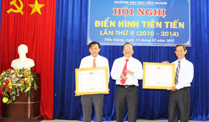 TS. Trần Thanh Đức trao Bằng khen của Thủ tướng Chính phủ cho tập thể Trường Đại học Tiền Giang và 2 cá nhân.