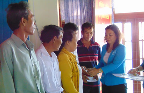 Bà Lê Thanh Tiền, Phó Chủ tịch LĐLĐ tỉnh Tiền Giang trao quà cho ngư dân khó khăn của huyện đảo Lý Sơn.