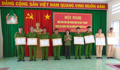 Thượng tá Phạm Ánh Nguyệt, Phó Trưởng phòng Công tác chính trị Công an tỉnh trao Bằng khen.