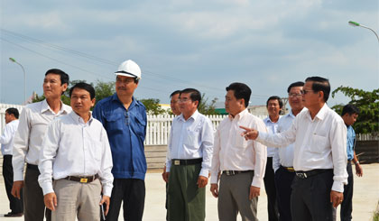 Chủ tịch UBND tỉnh Nguyễn Văn Khang kiểm tra tiến độ xây dựng hệ thống giao thông kết nối với trường.