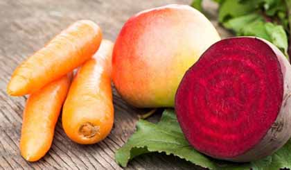  Củ dền, táo, cà rốt được coi là thực phẩm có thể giúp làm sạch gan – Ảnh: Shutterstock