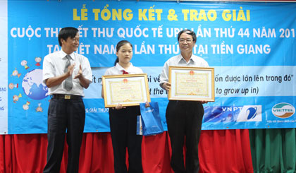 ông Nguyễn Đức Lập, Phó Giám đốc Sở Thông tin và Truyền thông, phó ban tổ chức trao Bằng khen của UBND tỉnh cho giải nhất tập thể và cá nhân
