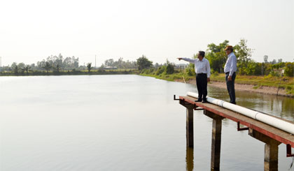 Đoàn công tác của tỉnh đến kiểm tra ao nước Phú Thạnh.