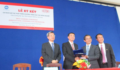Ông Sittideth Sriprateth, Tổng Giám đốc DuPont Việt Nam (thứ 2 từ trái qua) và ông Phan Văn Nhẫn (thứ 3 từ trái qua) thực hiện thủ tục ký kết.