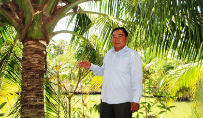 Lão nông Đỗ Hiếu Liêm giới thiệu vườn cây, ao cá của mình.
