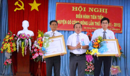 Ông Nguyễn Chí Trung, Chủ tịch UBND huyện trao Bằng khen của Thủ tướng Chính phủ cho tập thể, cá nhân xuất sắc trong phong trào thi đua yêu nước.