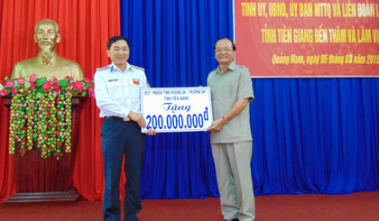 Ông Trần Thanh Đức, Phó Chủ tịch UBND tỉnh Tiền Giang trao tặng 200 triệu đồng cho Bộ Tư lệnh Vùng Cảnh sát biển 2