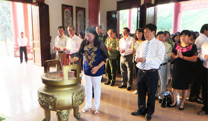 Bà Trần Kim Mai, Phó Chủ tịch Thường trực UBND tỉnh cùng đại biểu thắp hương tưởng niệm Nữ tướng Nguyễn Thị Định.