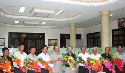 Đồng chí Trần Thanh Đức - Phó Chủ tịch UBND tỉnh tặng hoa và quà cho đại biểu.