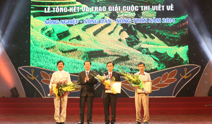 Phó Thủ tướng Vũ Văn Ninh và các tác giả đoạt giải trong cuộc thi. Ảnh: Thành Chung