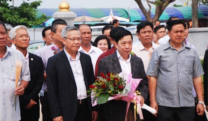 Lãnh đạo tỉnh Tiền Giang và tỉnh Savannakhet dâng hoa tưởng niệm Chủ tịch Hồ Chí Minh tại khu di tích.