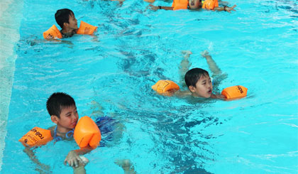 Cho trẻ học bơi để tăng sức đề kháng, phòng ngừa dịch bệnh. Ảnh: H.lê