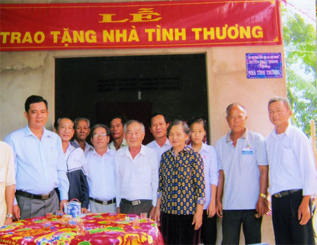 Huyện hội Châu Thành trao tặng nhà tình thương cho nạn nhân.