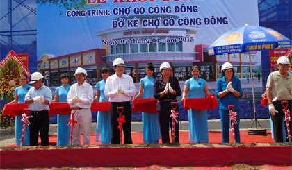 Lãnh đạo tỉnh, huyện thực hiện nghi thức Lễ khởi công xây dựng công trình chợ và bờ kè Chợ Gò Công Đông.