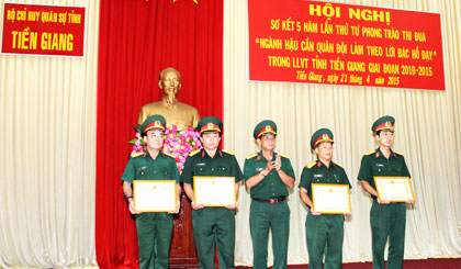 Đại tá Huỳnh Văn Ba, Phó Chỉ huy trưởng Bộ Chỉ huy Quân sự tỉnh trao thưởng cho các đơn vị.