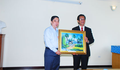 Đại sứ Thạch Dư tặng quà lưu niệm cho Bí thư Tỉnh ủy Trần Thế Ngọc.
