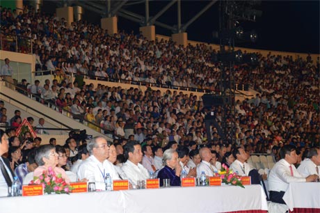 Đông đảo nhân dân tham dự lễ khai mạc.