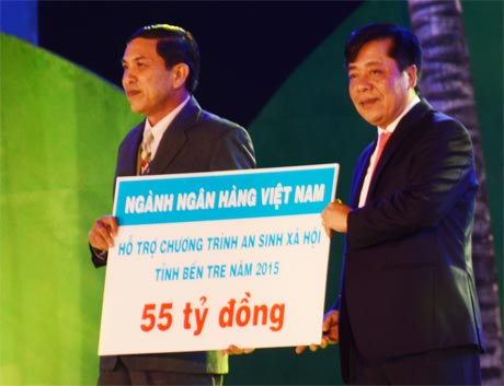 ông Nguyễn Kim Anh, Phó Thống đốc Ngân hàng Nhà nước Việt Nam cũng đã trao biểu trưng hỗ trợ 55 tỷ đồng cho các chương trình an sinh xã hội tại Bến Tre.