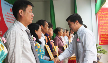 Ông Nguyễn Thanh Hải, Bí thư Huyện ủy trao Giấy khen cho các tập thể, cá nhân.