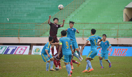 Một pha tranh bóng ại của Đội tuyển Bóng đá Tiền Giang tại Giải Bóng đá tranh Cúp THTG lần thứ III-2015. Ảnh: Nhu Lam