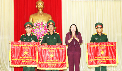 Bà Trần Kim Mai, Phó Chủ tịch Thường trực UBND tỉnh trao thưởng cho các đơn vị.