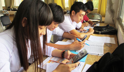 Các em học sinh lớp 12, Trường THPT Nguyễn Đình Chiểu đến Thư viện tỉnh mượn sách học theo nhóm.