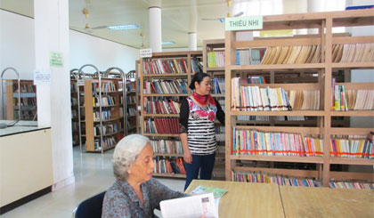 Cô Nguyễn Thị Huỳnh hơn 30 năm là bạn đọc của Thư viện tỉnh.