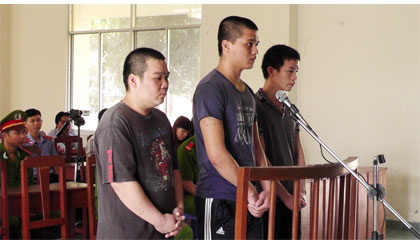 Các bị cáo Hồ Văn Huệ, Đặng Minh Cảnh và Đoàn Minh Công tại phiên tòa.