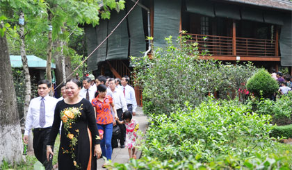 Đoàn cán bộ tỉnh Tiền Giang do bà Trần Kim Mai, Phó Chủ tịch Thường trực UBND tỉnh dẫn đầu, thăm quan di tích Nhà sàn.