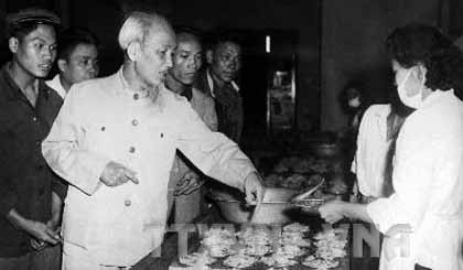  Chủ tịch Hồ Chí Minh thăm nhà ăn tập thể của công nhân nhà máy cao su, xà phòng, thuốc lá Hà Nội tháng 1/1961. (Ảnh tư liệu TTXVN) 