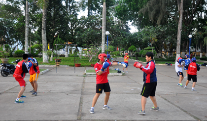 Các vận động viên Tiền Giang tập luyện trước khi thi đấu ở TP. Long Xuyên 