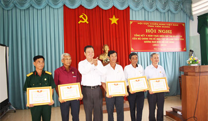 Ông Lê Dũng, Chủ tịch Hội CCB tỉnh trao Bằng Khen cho các tập thể.