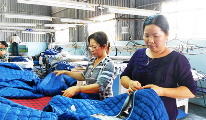 Chị Lê Thị Nhiều (bên phải) đang kiểm tra sản phẩm tại DNTN Mỹ Tiên.