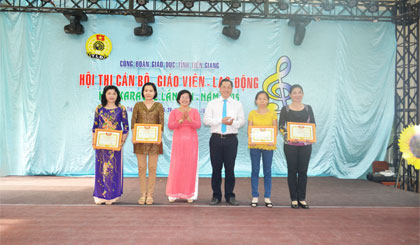 Bà Trần Thị Quý Mão, Phó Giám đốc Sở GD-ĐT và ông Lưu Nhơn Đức, Chủ tịch Công đoàn ngành trao Giấy khen cho các đơn vị đoạt giải chương trình.