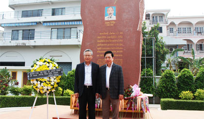 Bí thư Tỉnh ủy Trần Thế Ngọc và Tổng Lãnh sự Việt Nam tại Savannakhet đến đặt hoa viếng Khuôn viên tưởng niệm Chủ tịch Hồ Chí Minh tại trung tâm thị xã Kaysone Phomvihan, tỉnh Savannakhet, miền Trung nước Lào.