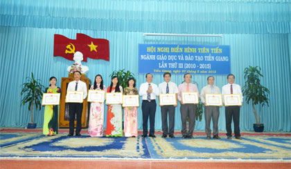 Ông Trần Thanh Đức, Phó Chủ tịch UBND tỉnh trao Giấy khen của Sở GD-ĐT cho các tập thể có thành tích xuất sắc trong phong trào thi đua “Dạy tốt - Học tốt” giai đoạn 2010 - 2015.
