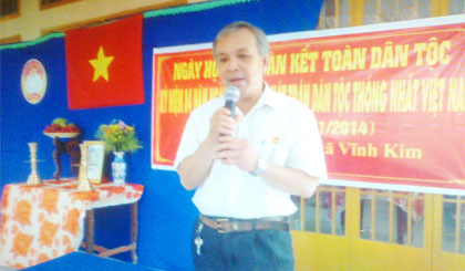 Ông Nguyễn Văn Lạc phát biểu tại Ngày hội Đại đoàn kết toàn dân tộc xã Vĩnh Kim. 